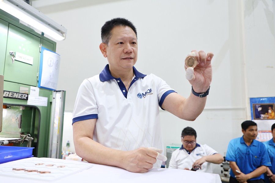 ปลัดกระทรวงการคลัง ปั๊มเหรียญพระคลังในพระคลังมหาสมบัติเป็นปฐมฤกษ์
